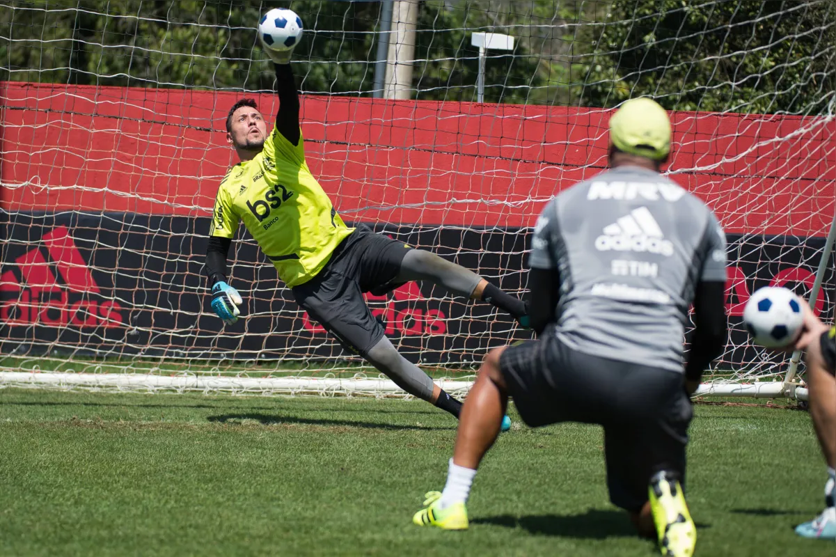 O titular Diego Alves ficou de fora do jogo do meio de semana, em razão de uma torção no joelho e é dúvida contra o Corinthians