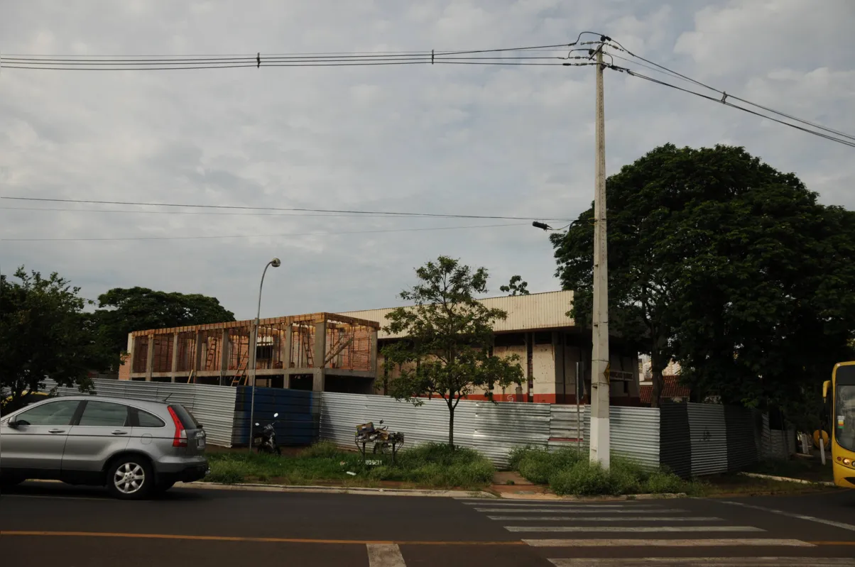 Imagem ilustrativa da imagem Empresa é cobrada por obras atrasadas em Londrina