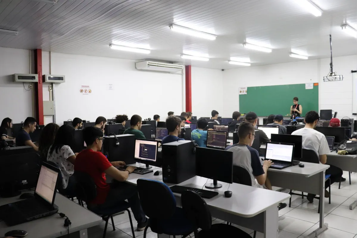 Maringaense DB1 realiza programa de capacitação gratuita em desenvolvimento de software três vezes ao ano