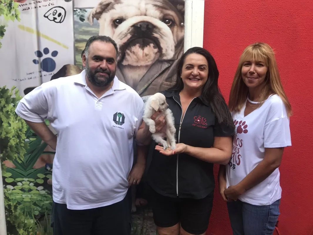 Francisco Granziera Júnior junto com a veterinária Juciane Garcia e Nina Biagini; Adoção responsável