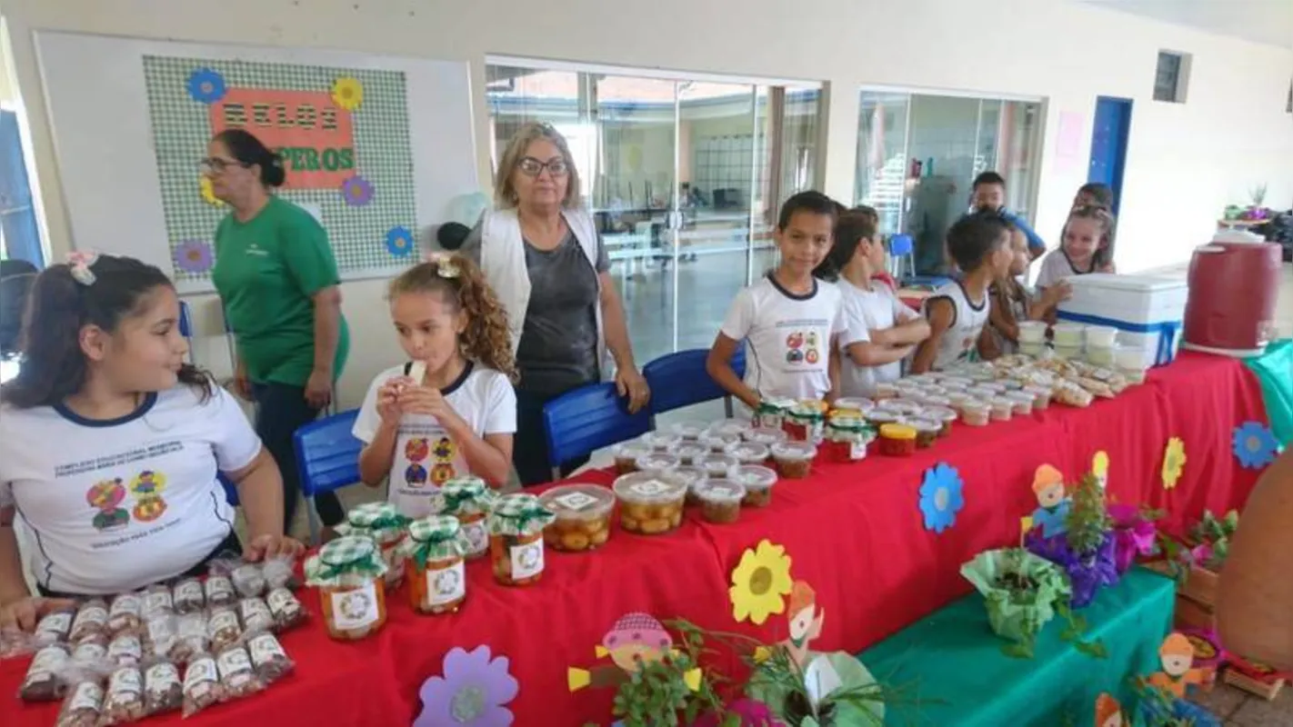 Estudantes expuseram e comercializaram produtos e serviços desenvolvidos durante o semestre