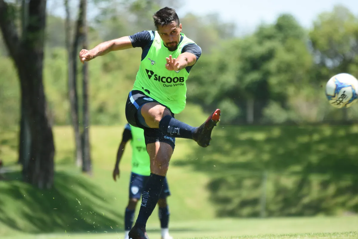 Zagueiro Dirceu tem sido um dos jogadores mais criticados pela torcida nos últimos jogos