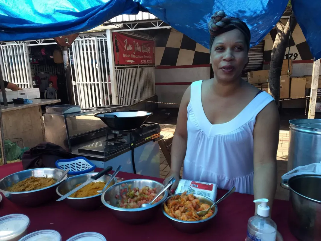 Cristiane Oliveira comercializa acarajé
