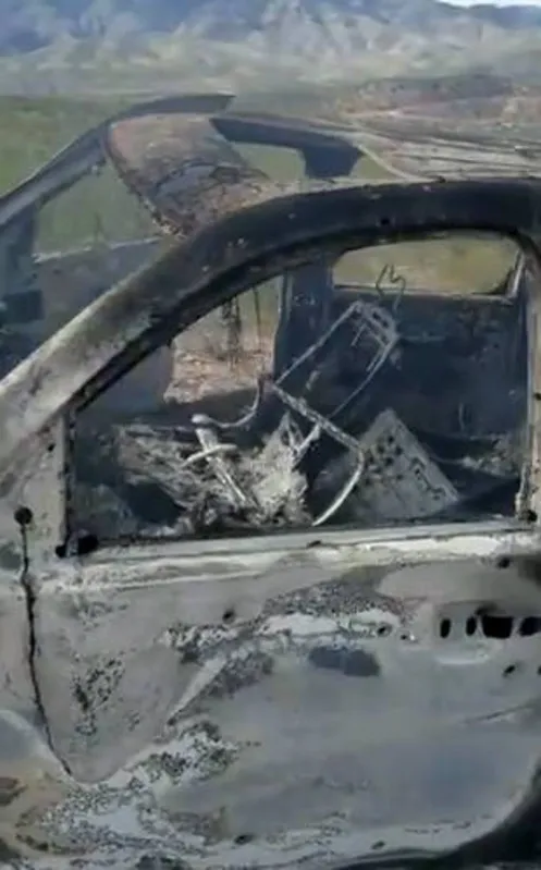 Um dos veículos da família foi incendiado pelos criminosos nas proximidades da fronteira com os EUA 