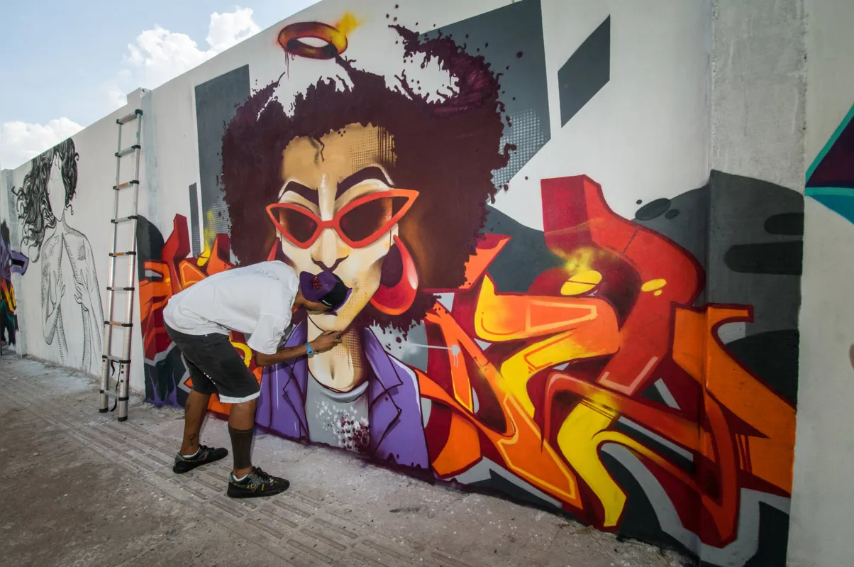 A beleza dos grafites é tanta que muita gente que passava pelo local fotografou as imagens