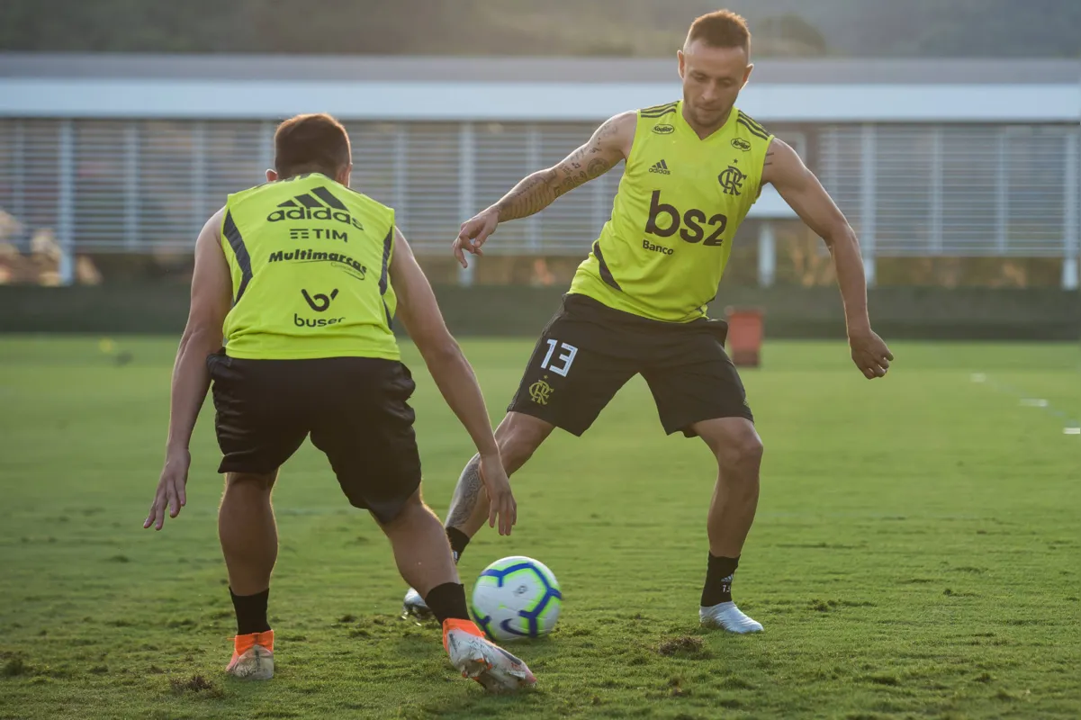 O lateral-direito londrinense Rafinha volta ao time titular do Flamengo após cumprir suspensão 