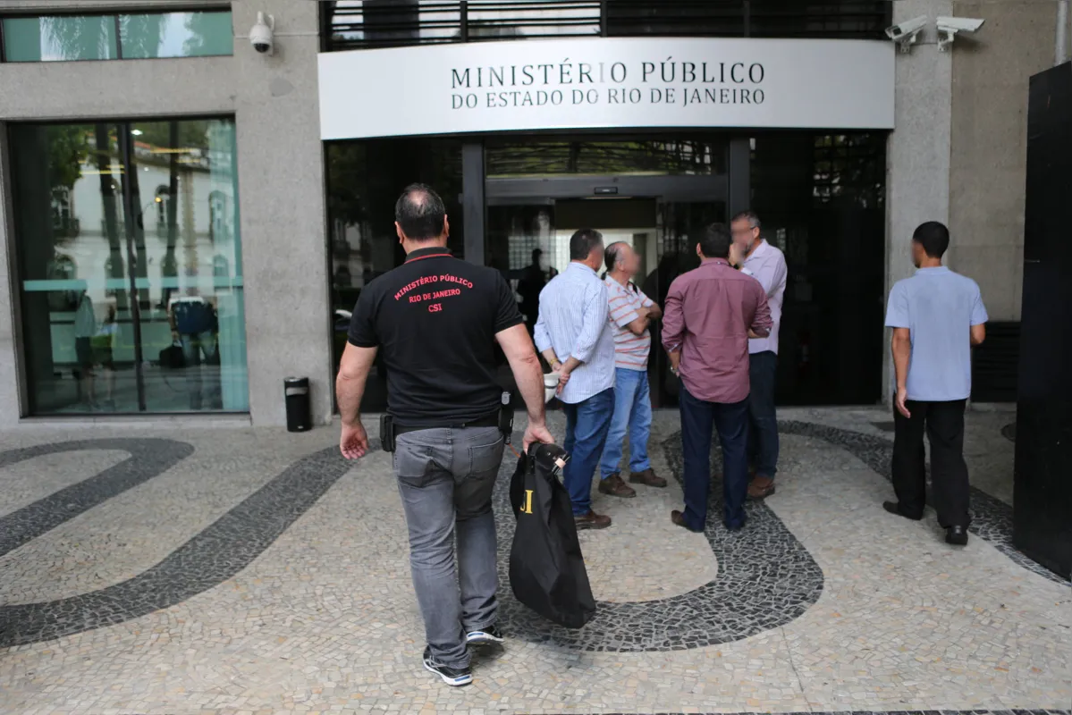 Imagem ilustrativa da imagem Flávio Bolsonaro e Queiroz são alvo de operação da Promotoria do Rio
