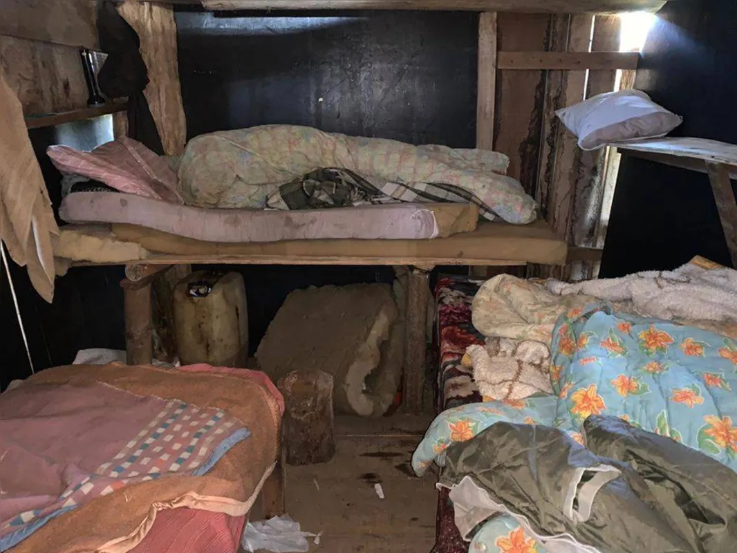 Alojamentos improvisados não tinham água potável, banheiros, chuveiros ou condições mínimas de higiene