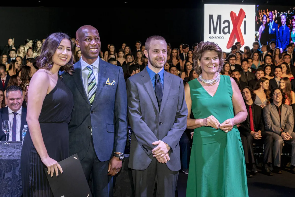 Isabele Moraes de Oliveira, formanda Maxi High School, mais Tinofara Mangwiza, Jacob Lee Gaston e Maria Alice Selicani Perfetto