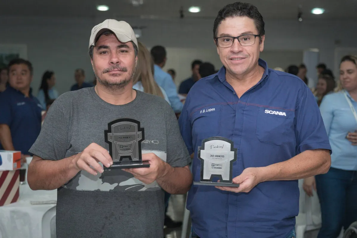 Os homenageados Roberto Crescencio, com 20 anos de casa, e Sergio Basilio, 30 anos na empresa  
