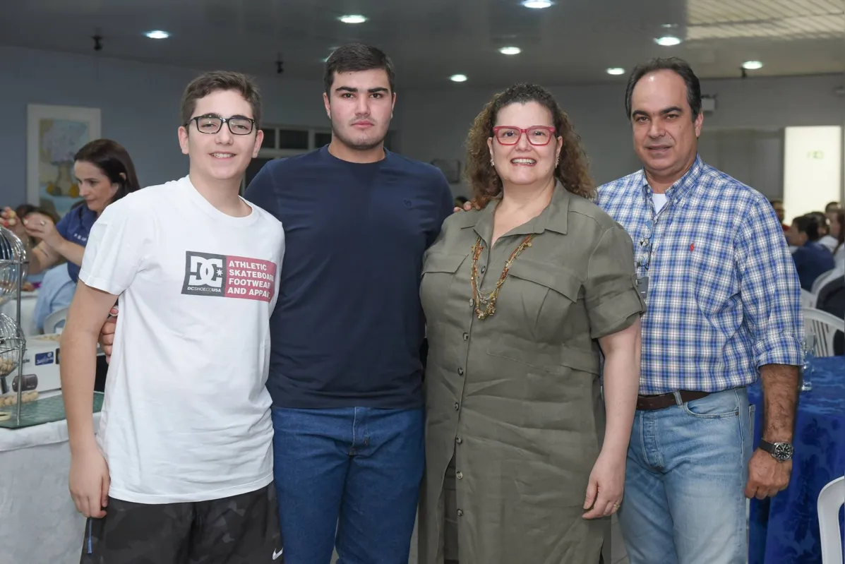 Daniela e José Henrique de Souza Gomes e os filhos José Francisco e Pedro Henrique  