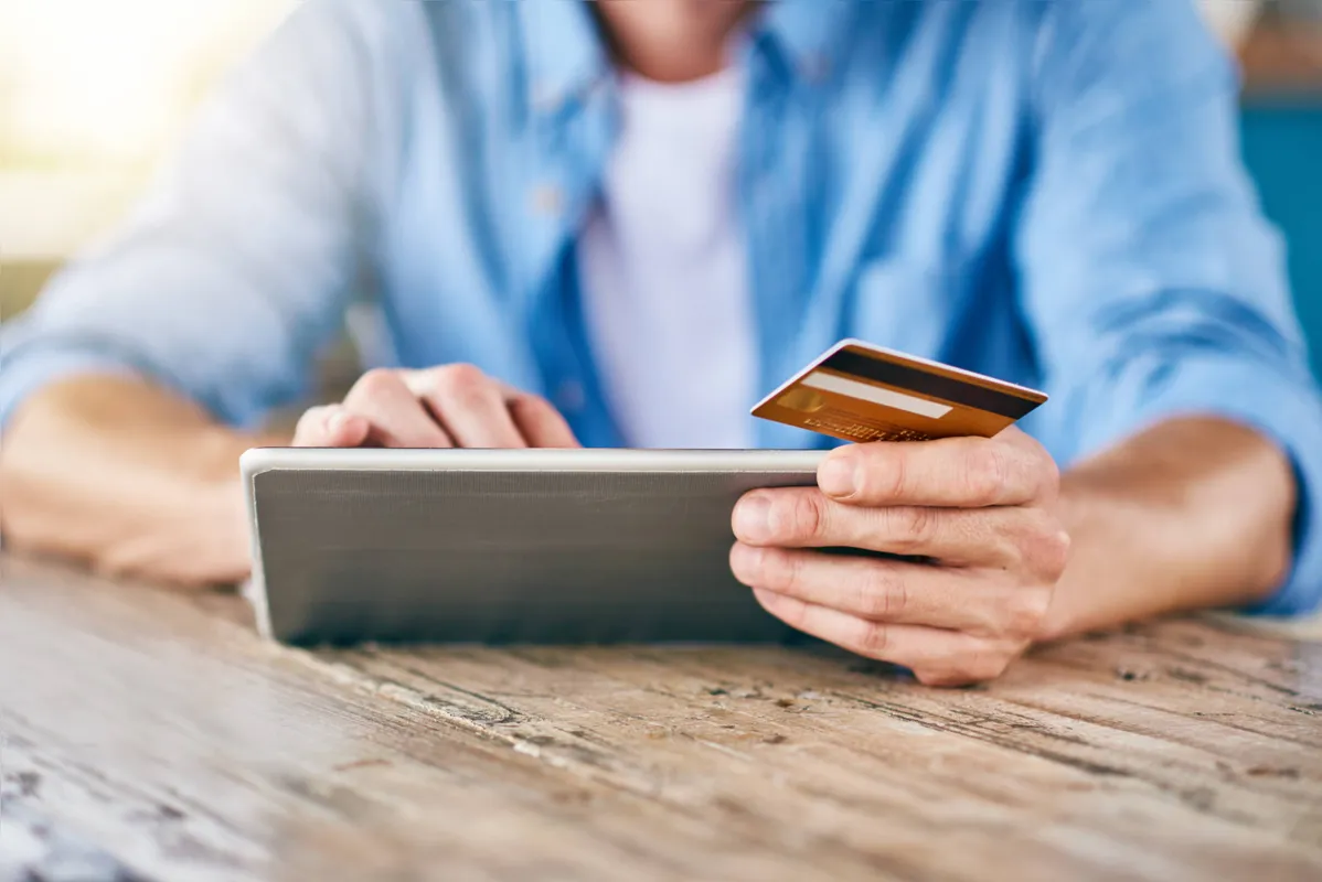 A quarta-feira é o dia com maior atividade de fraudadores: 16,31% das tentativas de golpe no e-commerce contabilizadas foram realizadas neste dia da semana