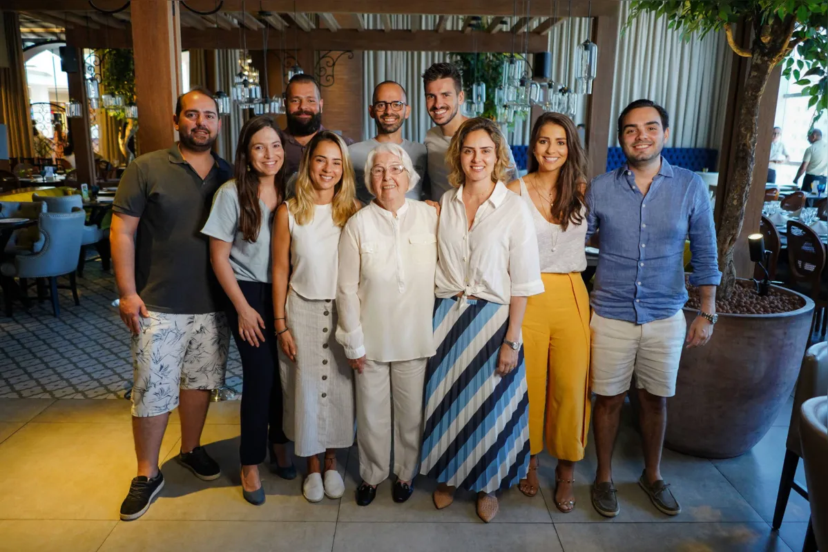 Maria e os netos Pedro, Marina, Matheus, Marcela, Guilherme, João, Carolina, Beatriz e Felipe 