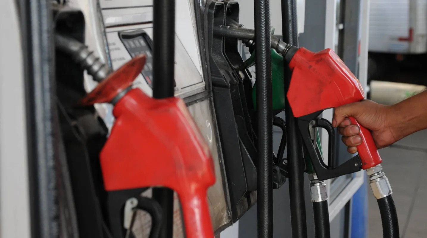 Imagem ilustrativa da imagem Gasolina sofre reajuste de 4% com alta do dólar
