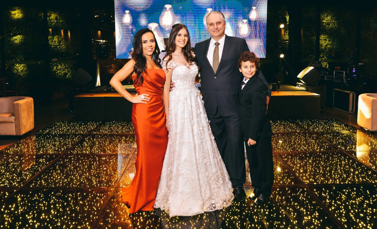 A aniversariante com os pais, Francielle Ulinski e Alexandre Genta e o irmão