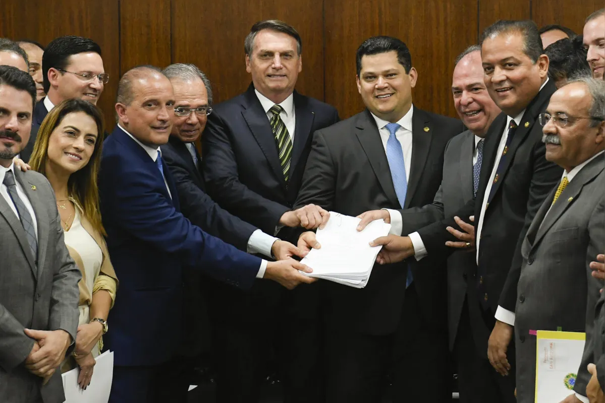 Onix, Guedes e Bolsonaro posam para foto junto aos senadores após a entrega do pacote Plano mais Brasil