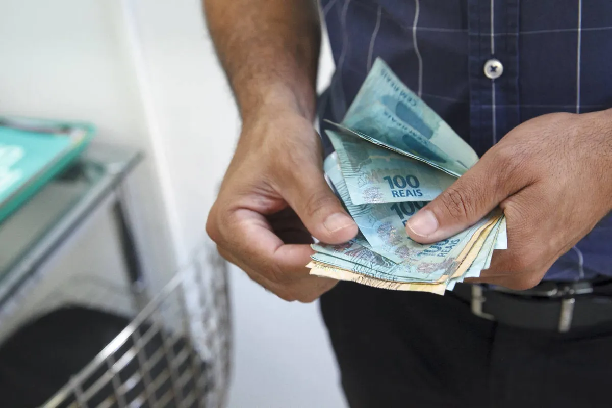 Imagem ilustrativa da imagem Governo reajusta salário mínimo para R$ 1.039
