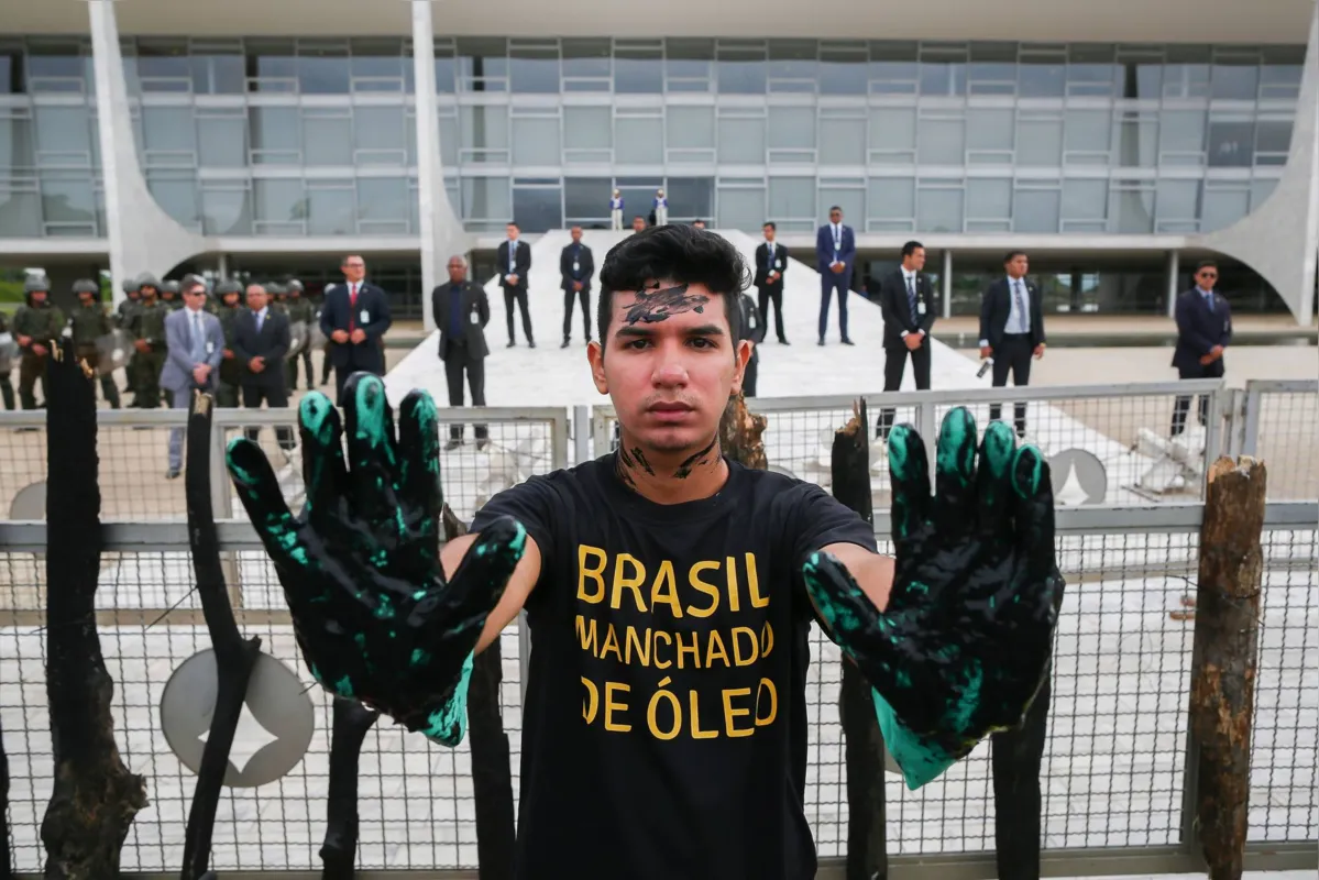 Imagem ilustrativa da imagem Greenpeace derrama óleo no Planalto em ato contra manchas