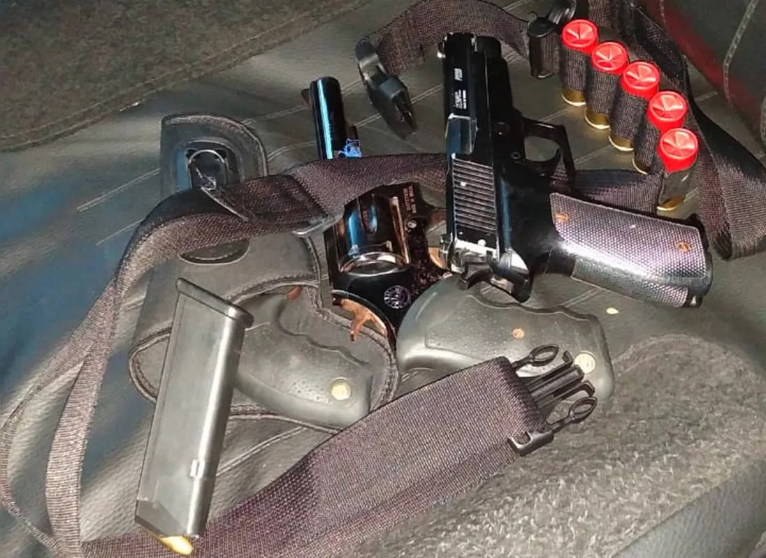Com os presos foram apreendidas armas e munição