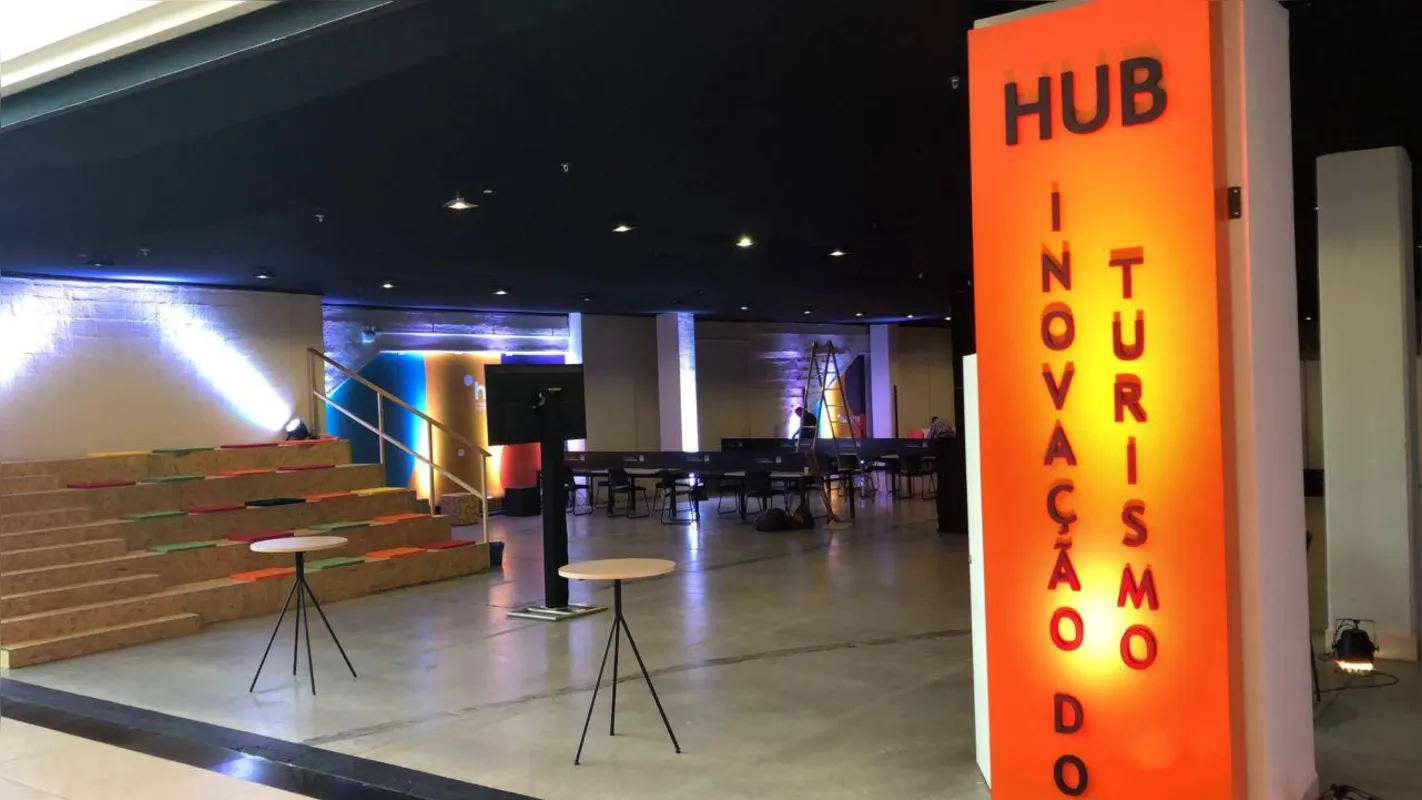 Hub conta com sala de reunião, auditório, mobiliário e estações de trabalho