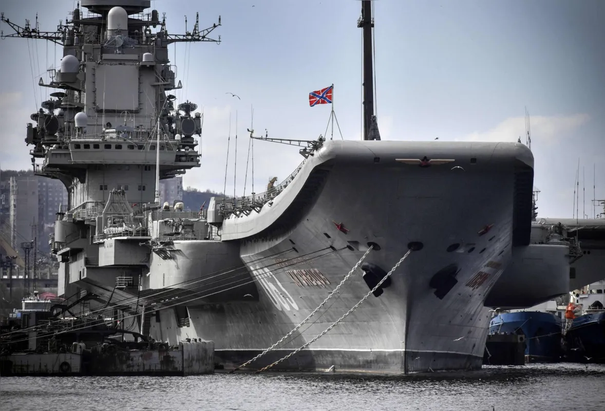 Porta-aviões Almirante Kuznetsov passa por reparos em uma doca perto de Murmansk, no Ártico 