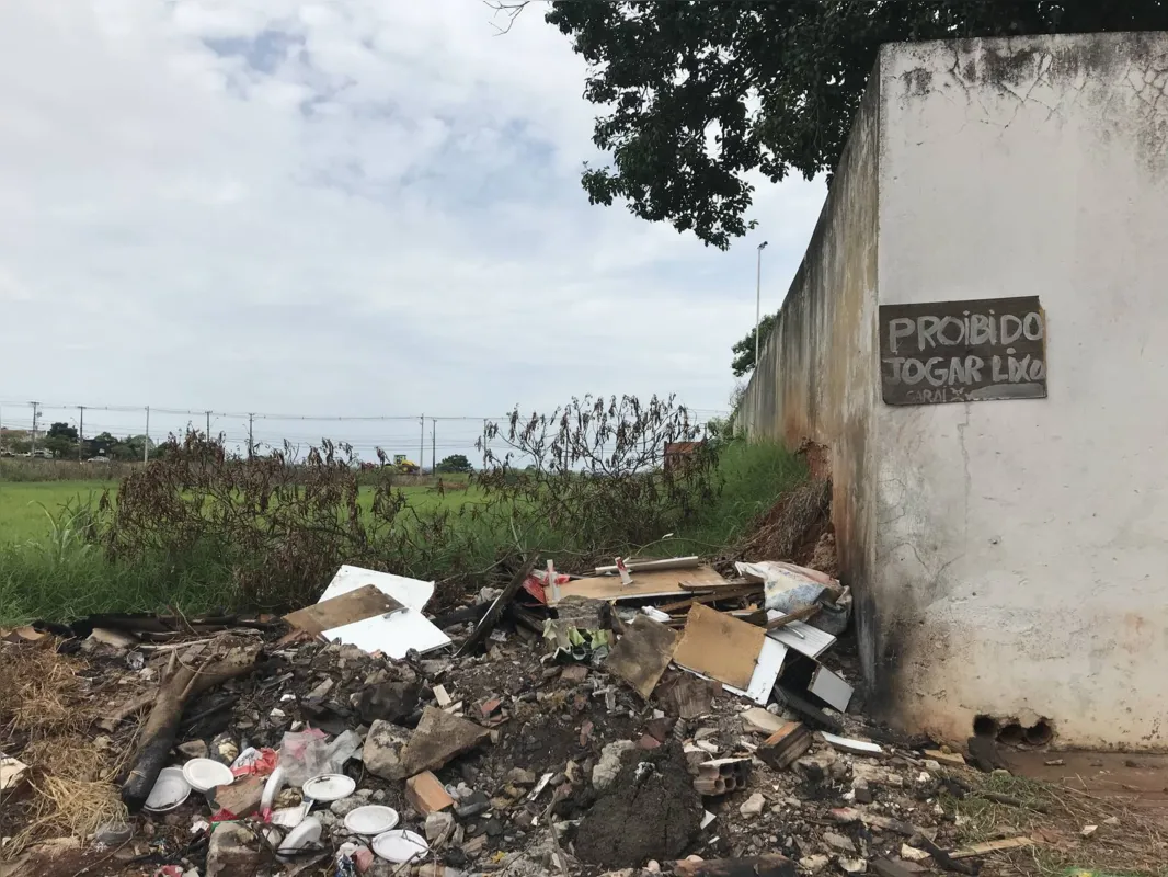 Lixo acumulado no terreno baldio atrás da UBS Itapoã