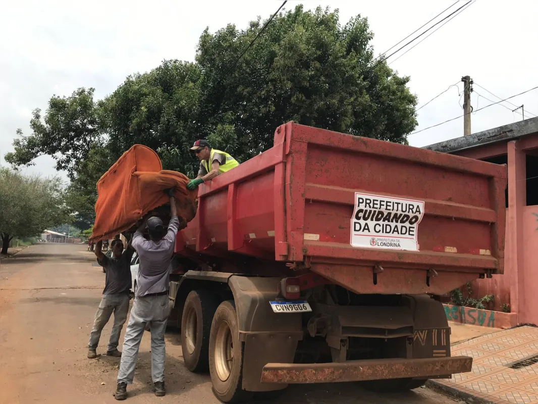 Equipes da prefeitura intensificam mutirões de limpeza; nesta semana o trabalho é realizado na zona leste