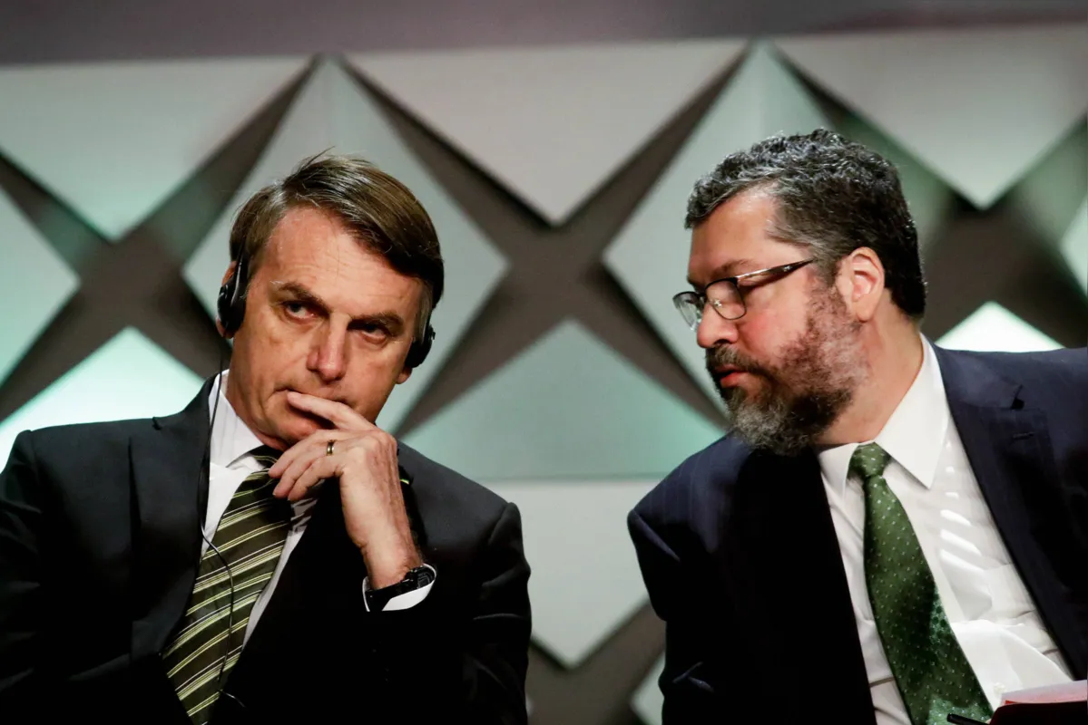 Decisão anunciada por Bolsonaro é respaldada pelo ministro Ernesto Araújo 