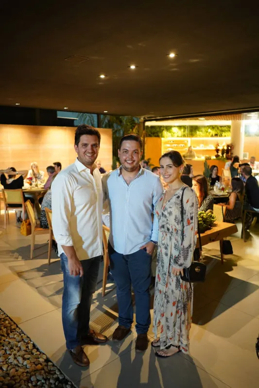 Felipe entre Elie Hakme e Alessandra Daher Hakme