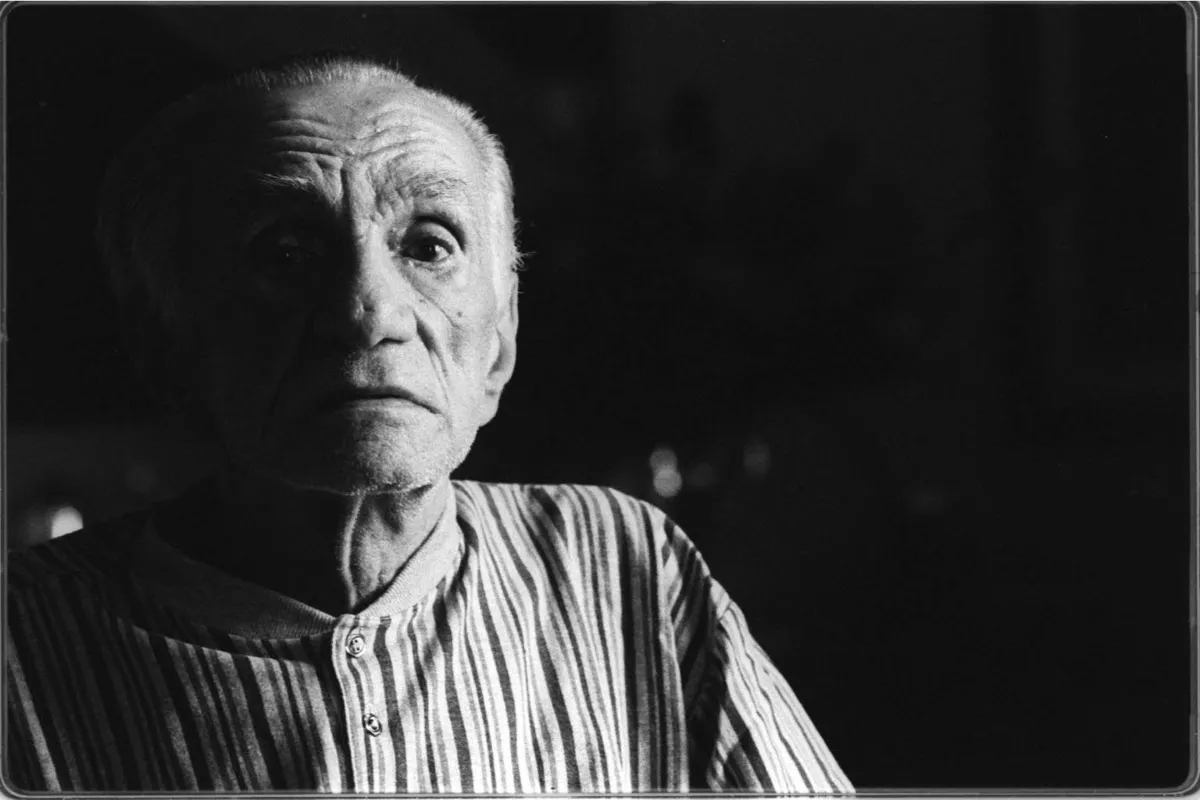 João Cabral de Melo Neto: na sua poesia existe a preocupação com o ritmo e a dicção, além da negação dos recursos fáceis 