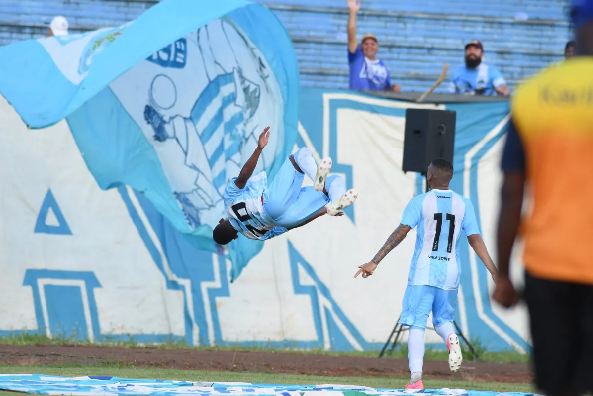 Igor Paixão comemorou o primeiro gol como profissional com muitas piruetas