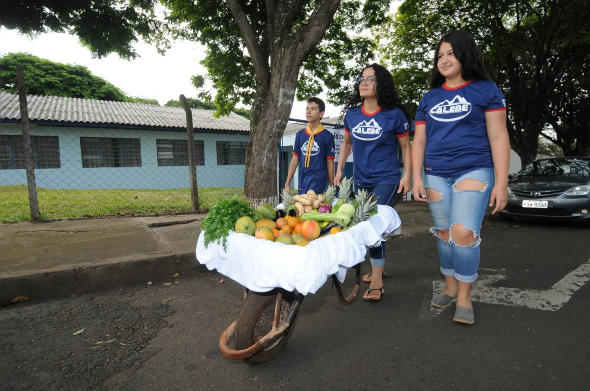 Jovens doaram parte das férias para praticar a solidariedade