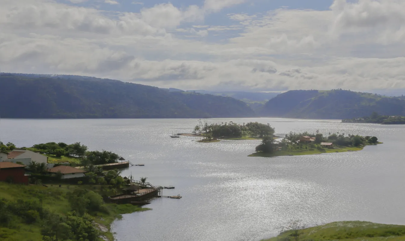 Rio Paranapanema possui 420 quilômetros de costa na região formada por 15 municípios 