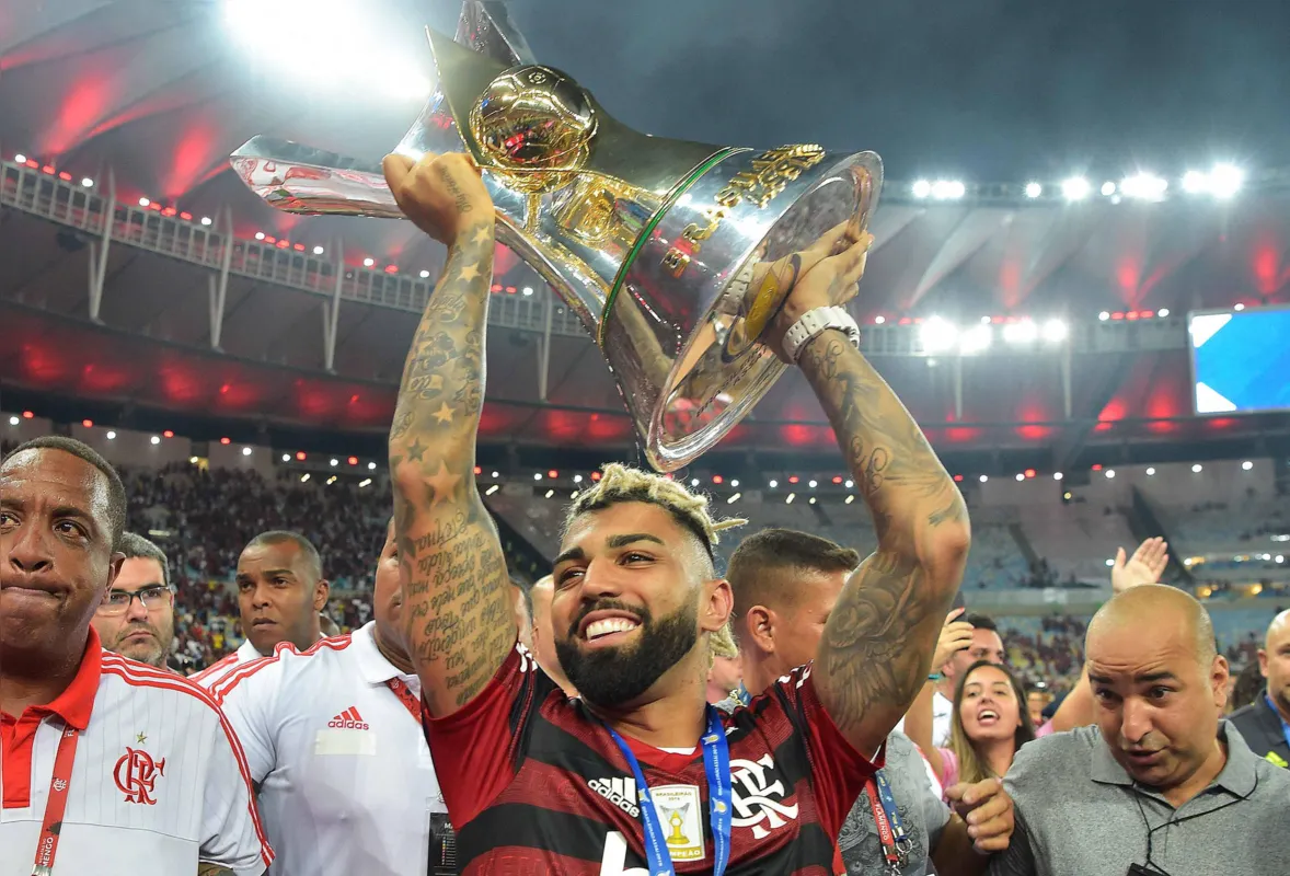 O artilheiro Gabigol celebra o título nacional do Flamengo