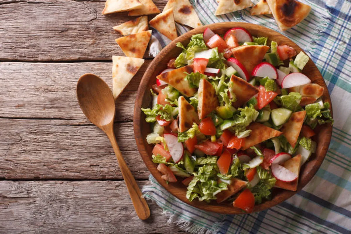 Salada árabe: com tomates, rabanete, alface, hortelã e outros ingredientes é ideal para os dias quentes