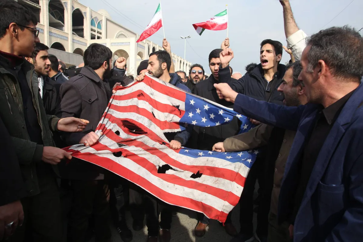 Manifestantes destroem bandeira americana em protesto após morte de militar iraniano