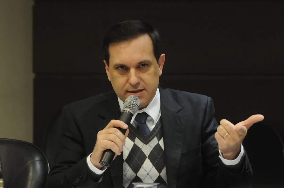 Clodomiro Bannwart:  “O livro apresenta 90 artigos em ordem cronológica, para se ler as entrelinhas dos acontecimentos que marcaram parte da Nova República”