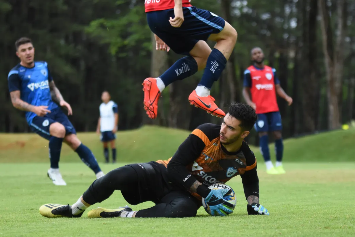 O goleiro César é um dos que estão de saída: goleiro acerta empréstimo para o Coritiba