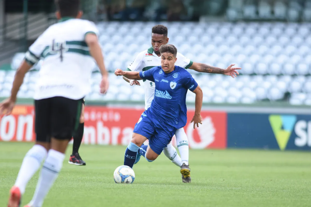 Autor dos dois gols no primeiro jogo, o atacante Vitinho já vestiu a camisa do time principal do LEC