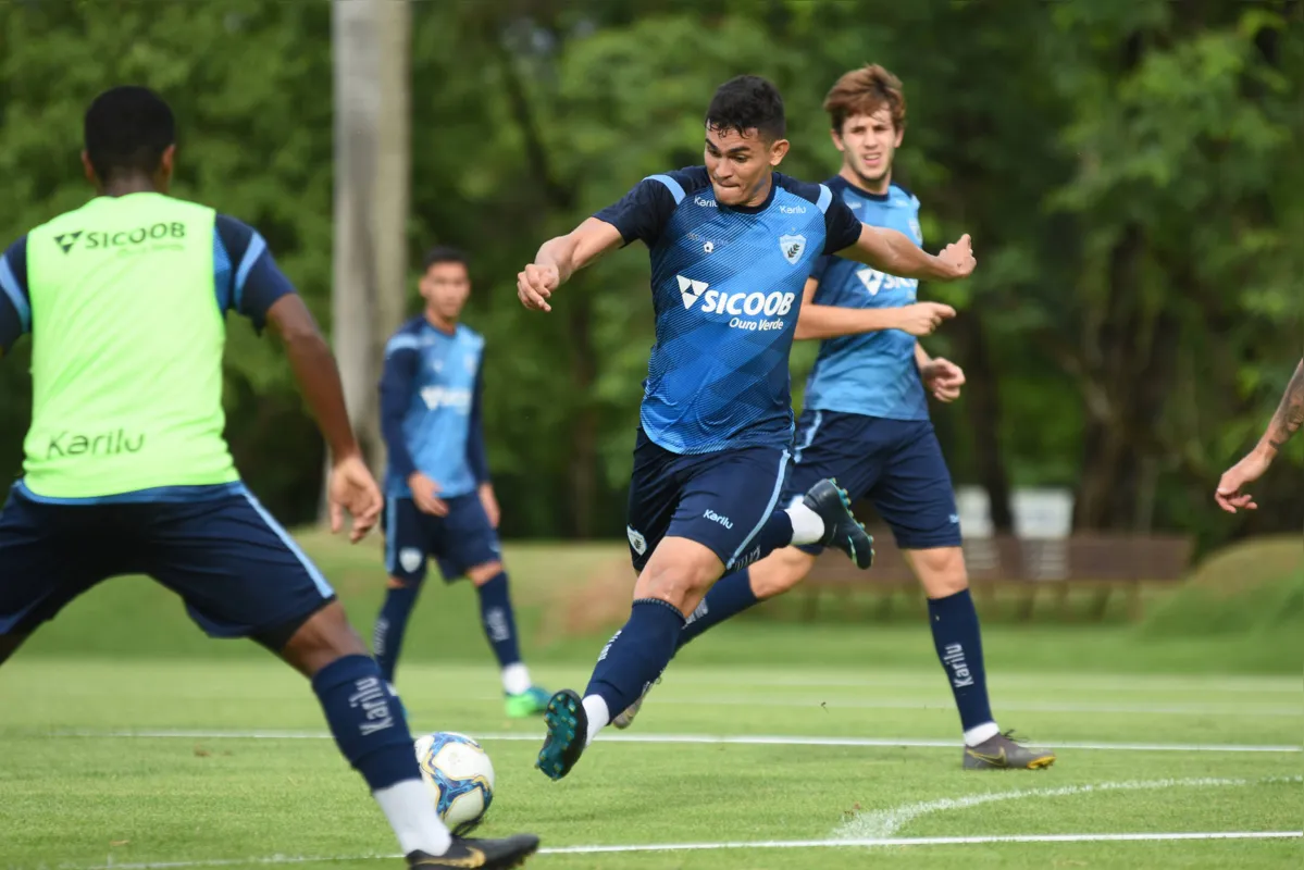 Precisando vencer, centroavante Júnior Pirambu deve seguir entre os titulares do Londrina em Sorocaba