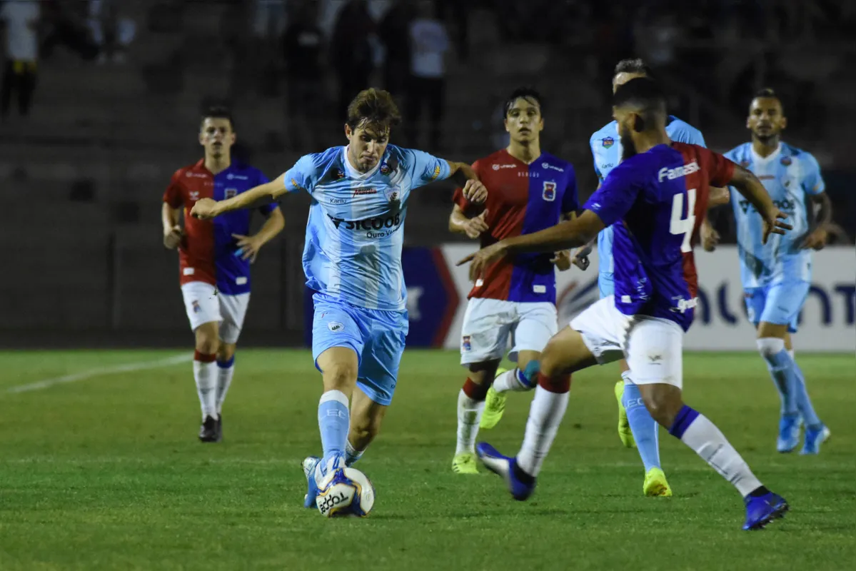 Com funções defensivas também, Léo Passos ficou longe no gol na derrota para o Paraná