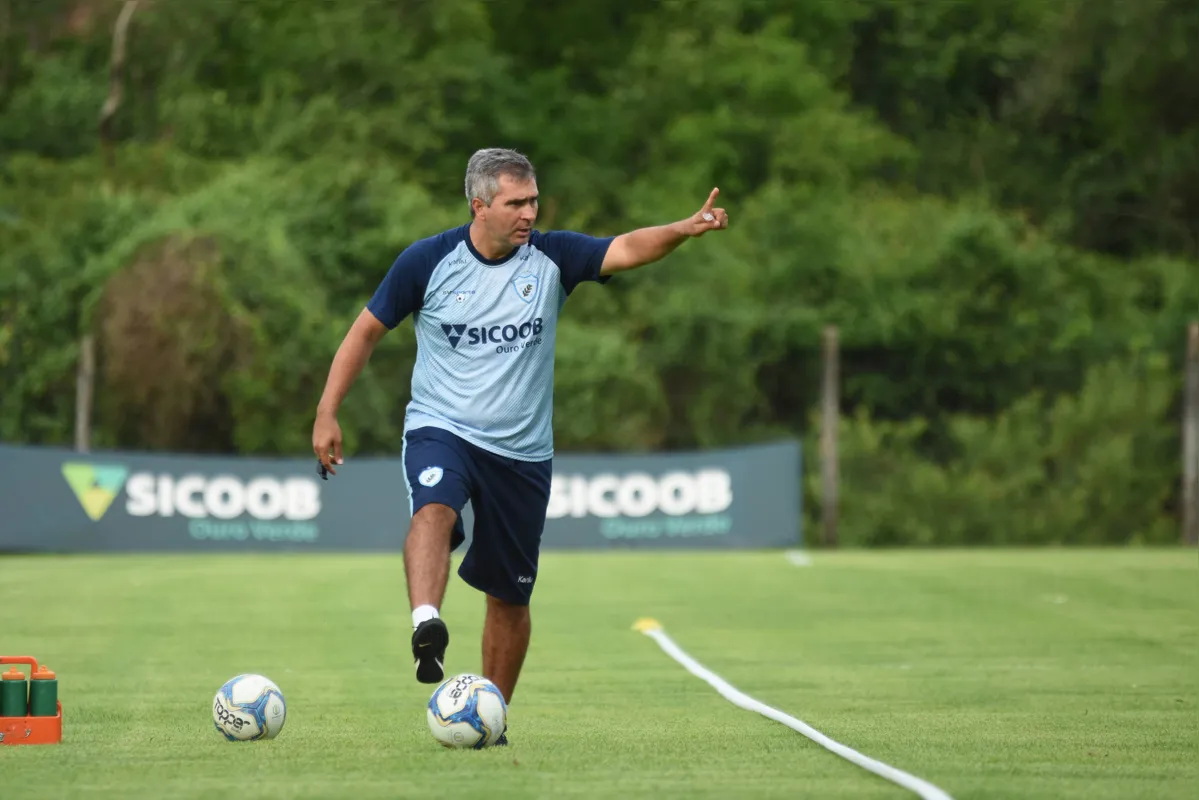 Técnico Silvinho Canuto deve voltar a escalar o LEC com três jogadores no meio-campo e três atacantes