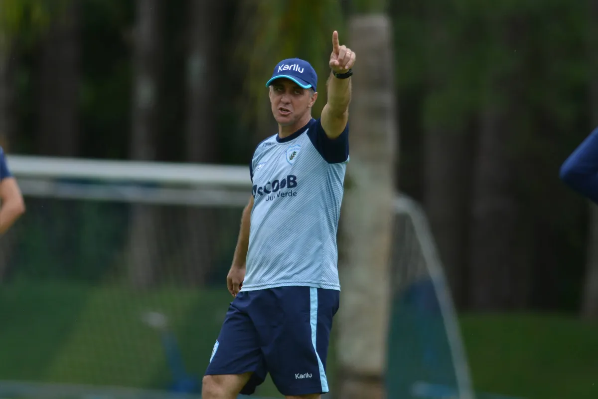 Imagem ilustrativa da imagem Londrina mostra a cara de 2020 em jogo-treino com o Operário