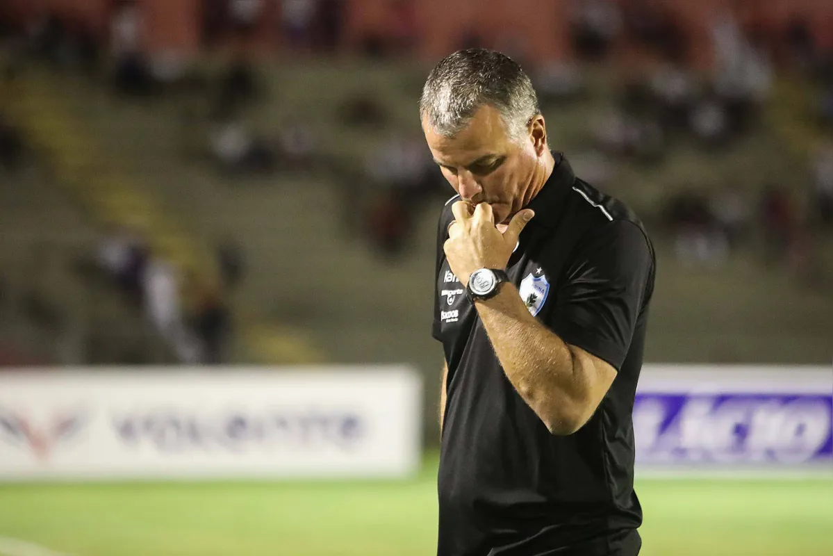 Técnico Mazola Junior não vem conseguindo fazer o time reagir na Série B