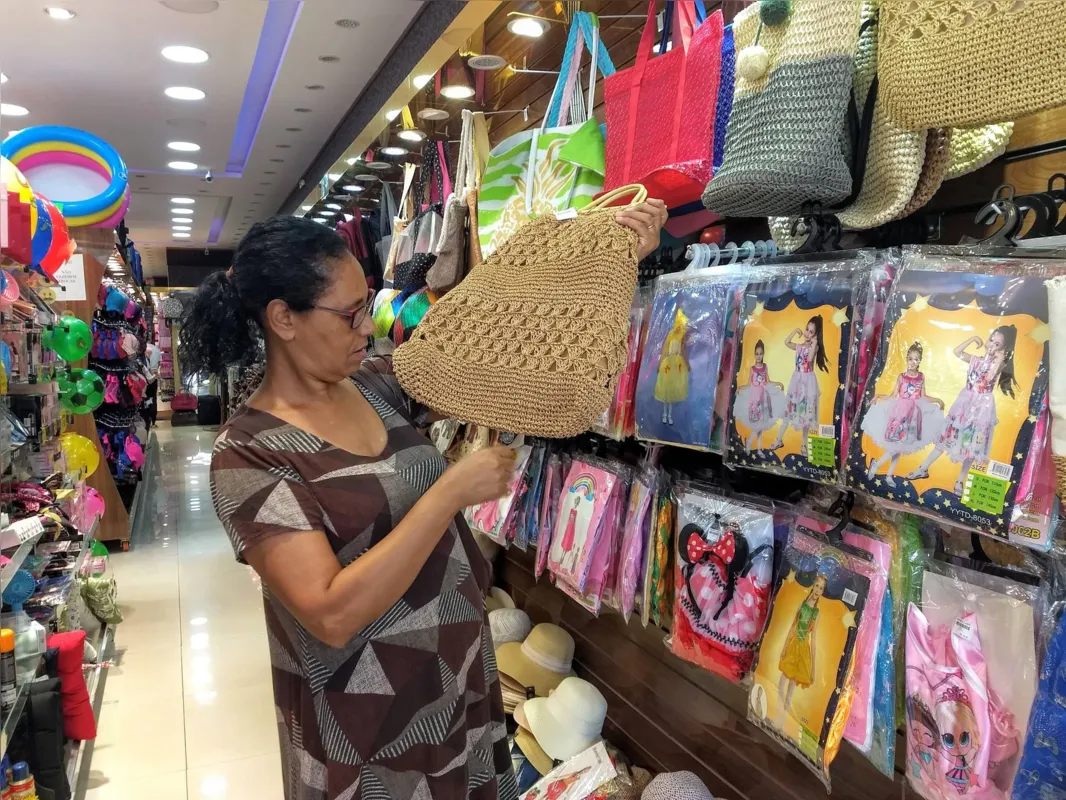 A vendedora Ivanete Almeida Sales, 56,  pesquisou muito os preços.