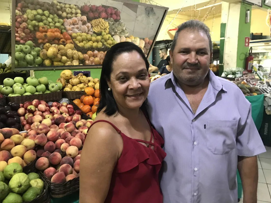 Zenilda e Francisco José Ferreira vão consumir costelinha de porco, animal que "fuça para frente" abrindo caminhos para o Ano Novo