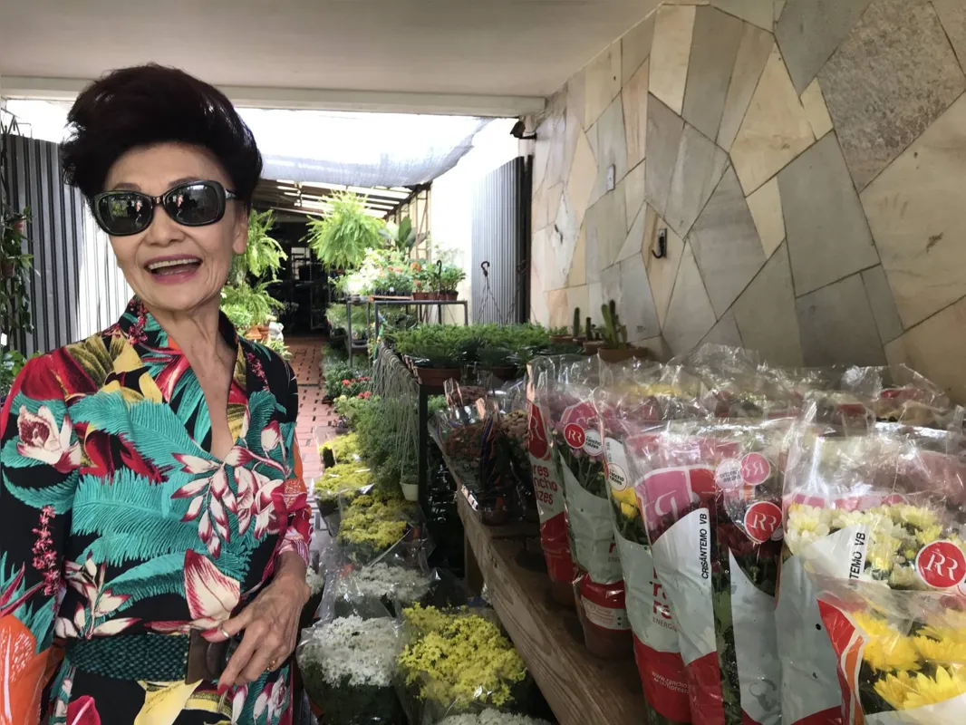 Tieco Hirota espera o Ano Novo com flores, lírios amarelos e trigo decoram a sua casa na Virada  