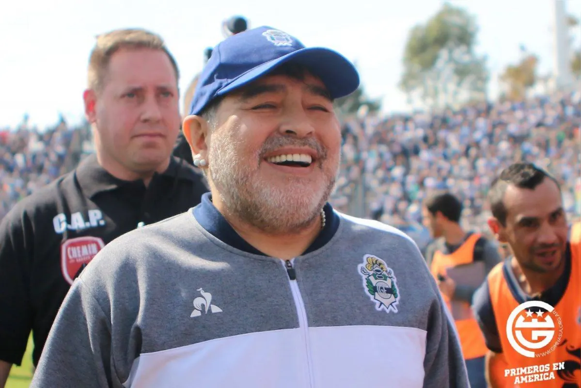 Imagem ilustrativa da imagem Maradona volta atrás e anuncia que continua como técnico do Gimnasia La Plata