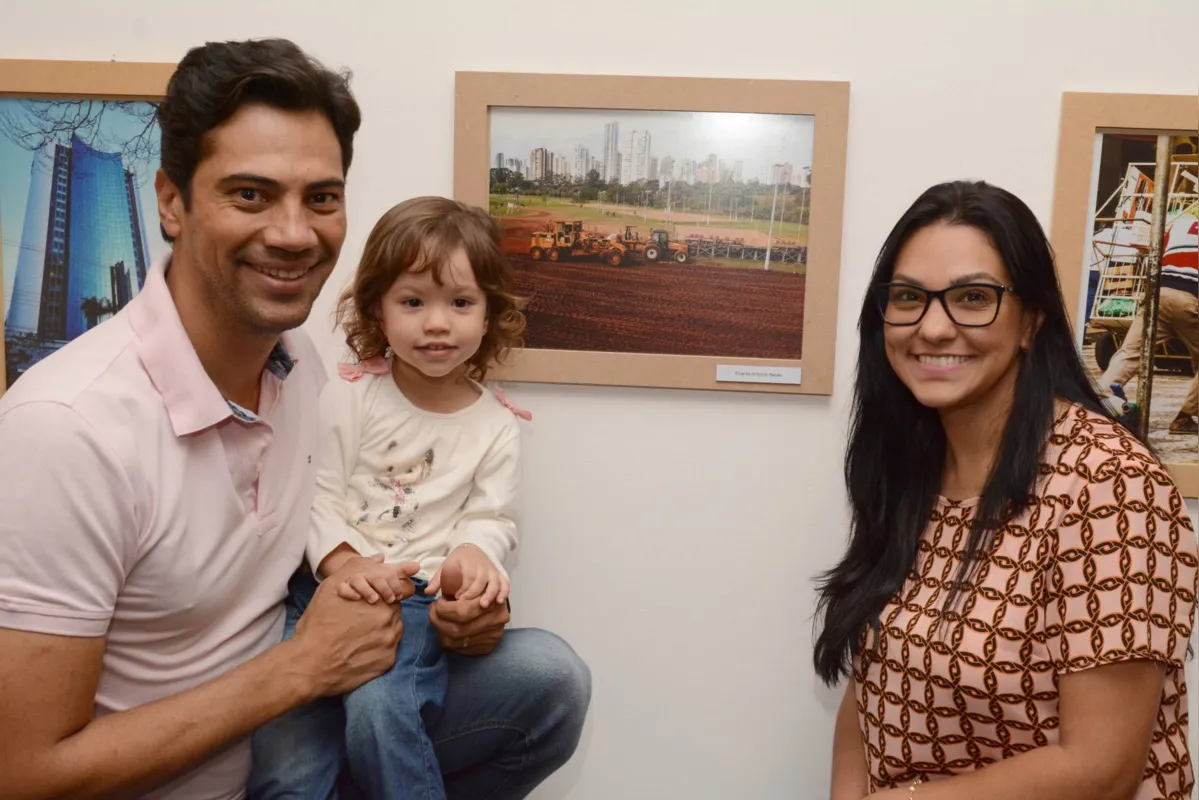O fotógrafo Ricardo Neves com a esposa Arianne Martins Neves e a filha Lara Neves