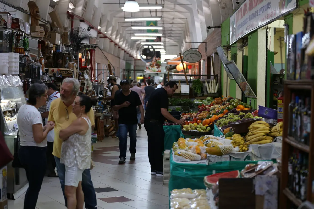 Os corredores do mercado municipal revelam um público diversificado e também uma grande  variedade de produtos